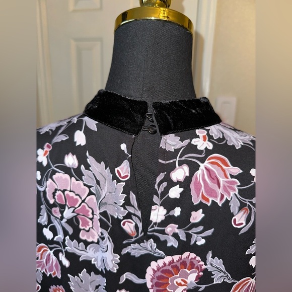LOFT Size L Floral Blouse Velvet Neckline Bell Sleeve Eyelet Detail Tiered Hem - Picture 4 of 9